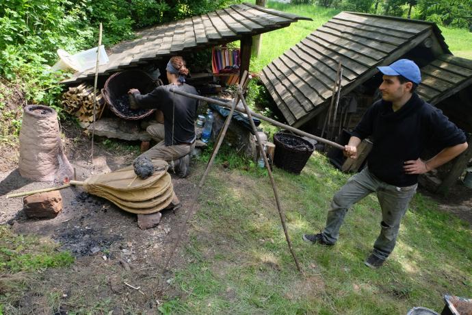 Stará huť u Adamova, květen 2023, maďarští kolegové taviči se svojí pecí