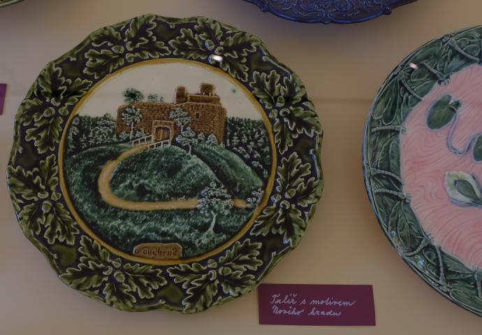 Olomučanská keramika - talíř s motivem Nového hradu z výstavy Muzea Blanenska