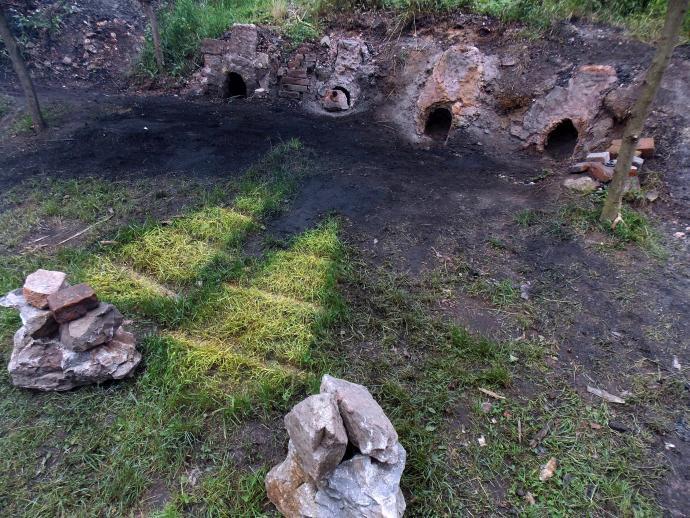 Stará huť u Adamova - čtveřice pecí s tenkou hrudí a otisk měchů