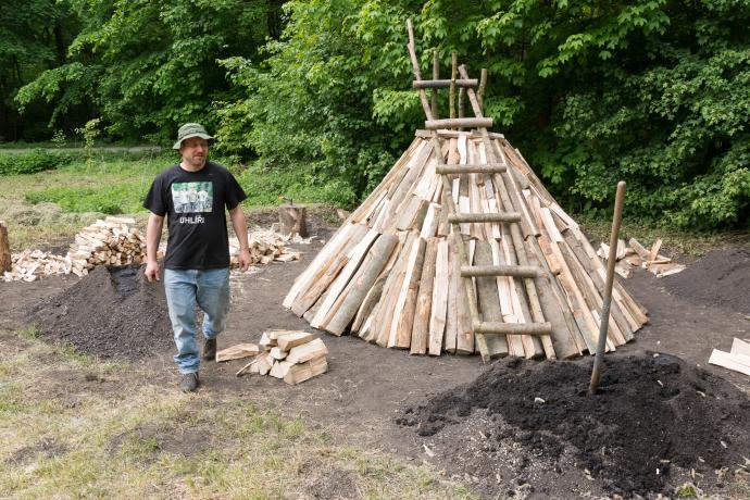 Stará huť u Adamova - květen 2015 - stavba milíře