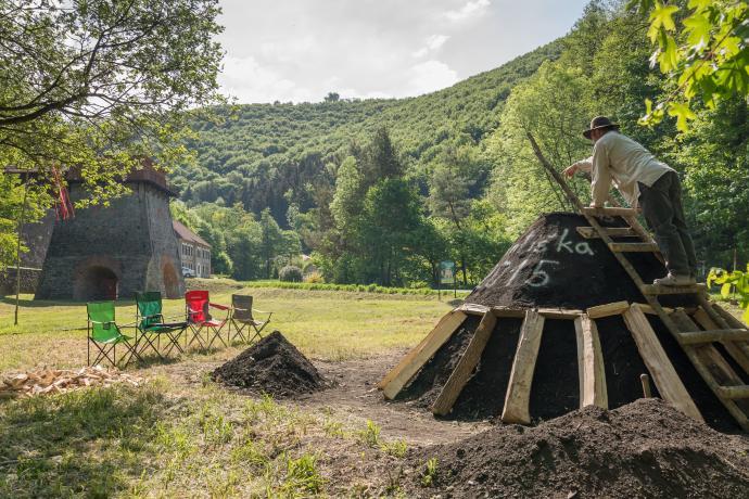 Stará huť u Adamova - květen 2015 - příprava milíře k zapálení