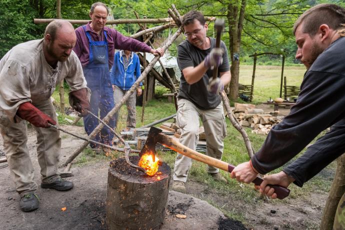 Stará huť u Adamova - květen 2015 - nasekávání železné lupy