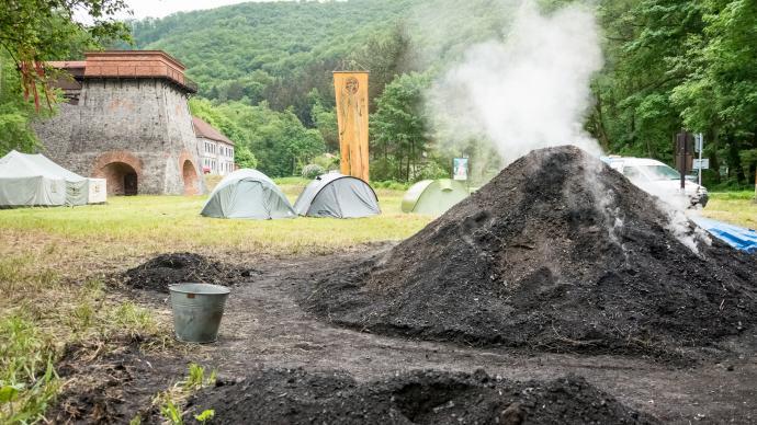 Stará huť u Adamova - květen 2015 - hořící milíř