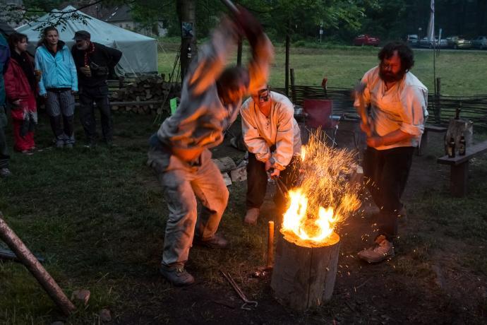 Stará huť u Adamova - květen 2015 - kování železné lupy