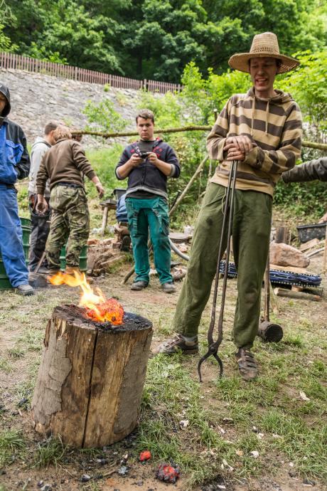 Stará huť u Adamova - květen 2015 - Adam Thiele se svou lupou