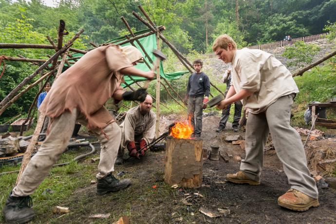 Stará huť u Adamova - květen 2015 - kování další železné lupy