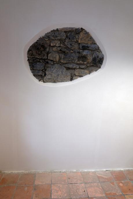 Stará huť u Adamova, část zdiva severní zdi zůstala obnažena i v interieru Kameňáku 
