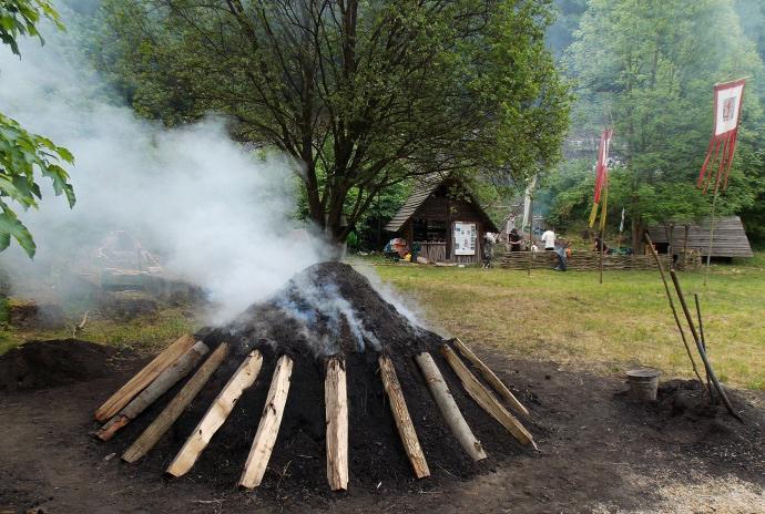 Stará huť u Adamova - milíř v průběhu výpalu