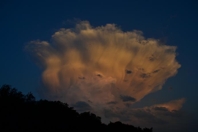 Večer po příjezdu jsme mohli pozorovat nádherné kovadliny bouřkových mraků, rostoucí nad vzdálenými Vogézami...