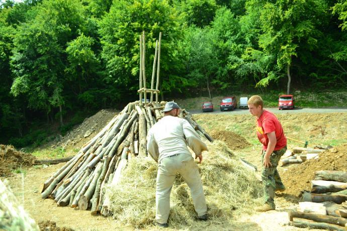 Zhotovení vnitřního pláště milíře ze sena