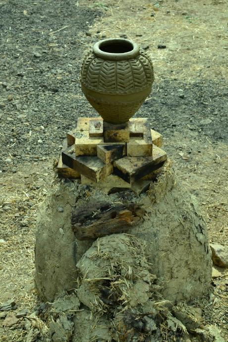 Keramická váza z místní hlíny