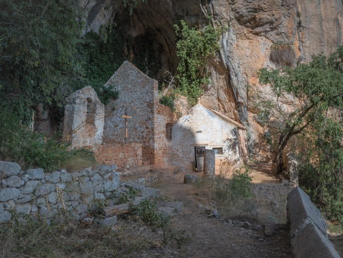 Pohled na ruiny kláštera / poustevny pod skalním převisem